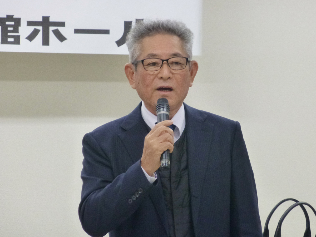 閉会の挨拶を行う、本多裕重KURS副議長。