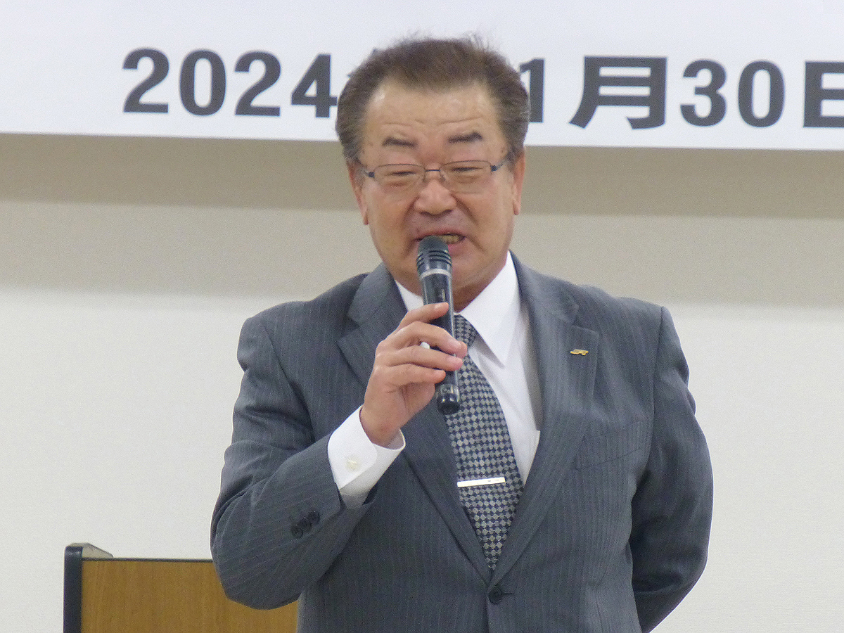 挨拶を行う寺岡正幸KURS議長。